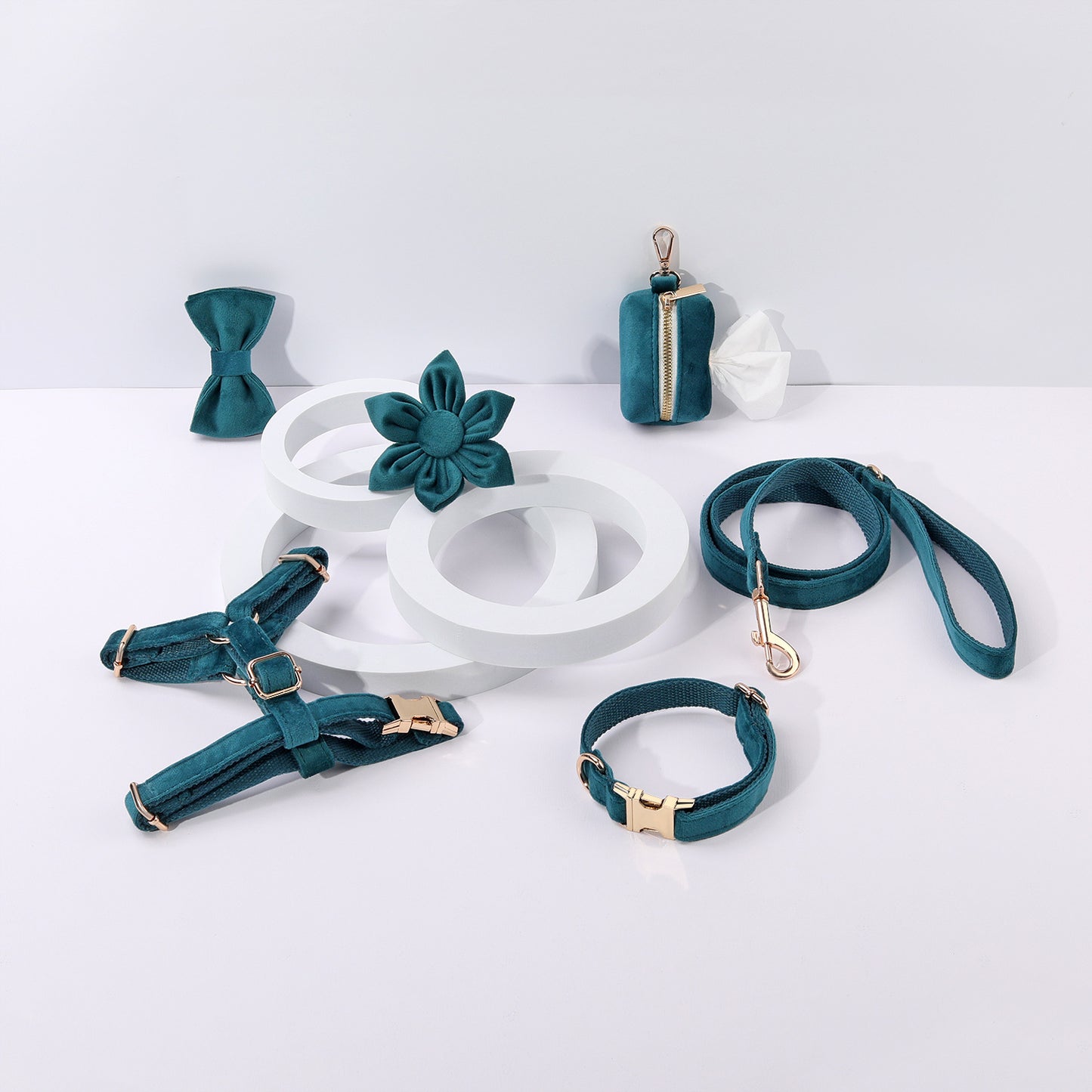 Set 6 Pièces Velours pour Chien — Collier, Laisse, Harnais, Nœud Papillon & Fleur