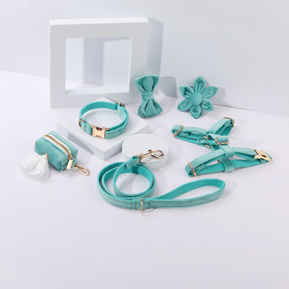 Set 6 Pièces Velours pour Chien — Collier, Laisse, Harnais, Nœud Papillon & Fleur