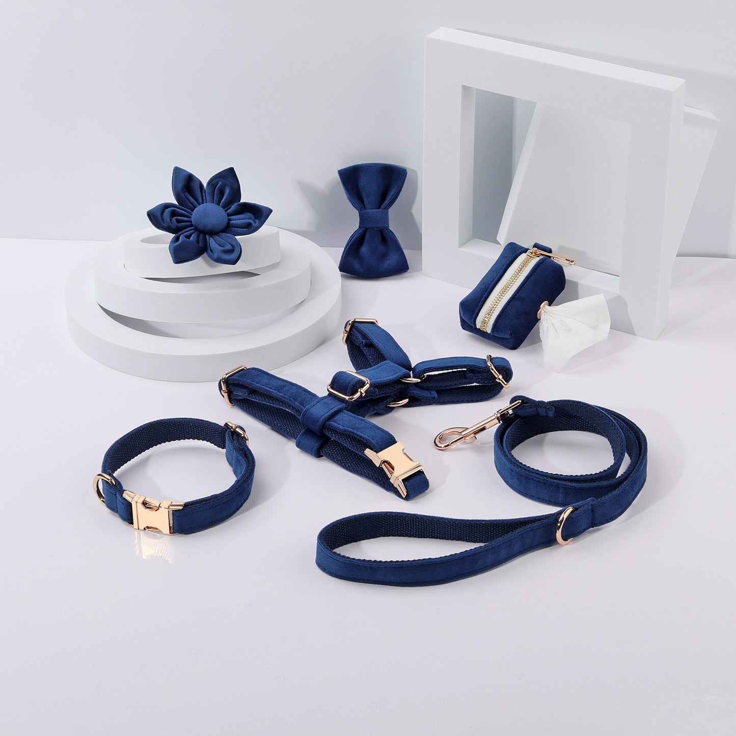 Set 6 Pièces Velours pour Chien — Collier, Laisse, Harnais, Nœud Papillon & Fleur