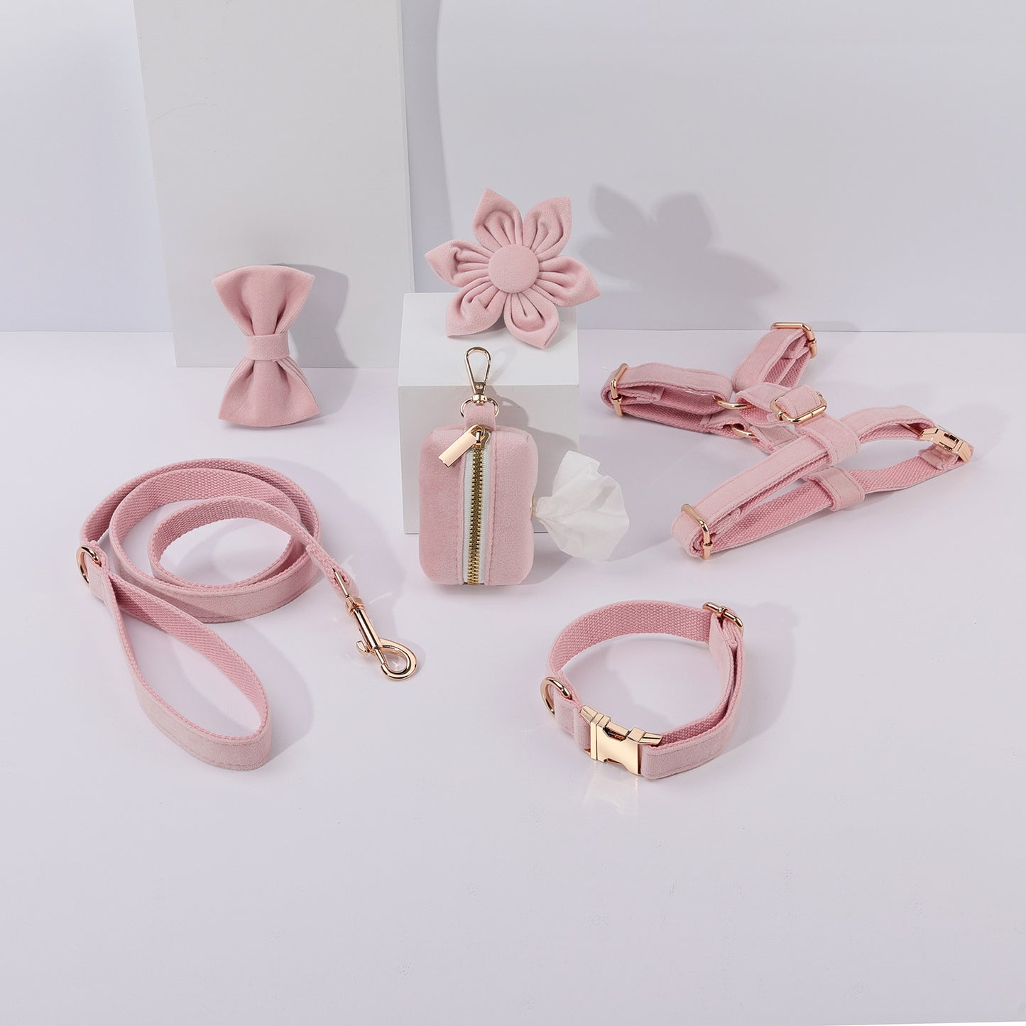 Set 6 Pièces Velours pour Chien — Collier, Laisse, Harnais, Nœud Papillon & Fleur